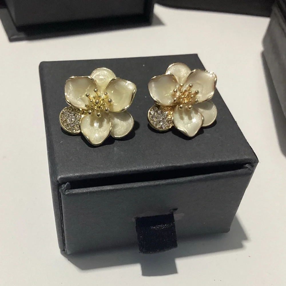 🌸GoldTone Polychrome White Hibiscus Flower Post Back Earrings